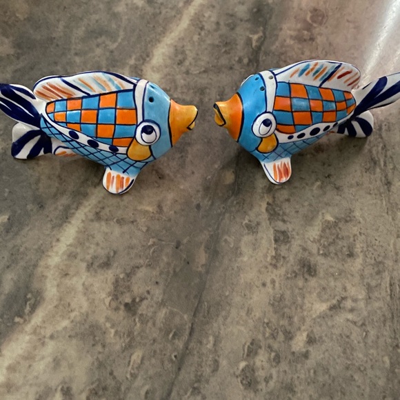 Salt and pepper shakers - Picture 2 of 5